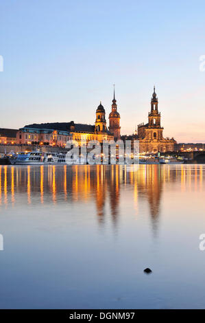 Blick über die Elbe in Richtung der Altstadt von Dresden am Abend, Sachsen Stockfoto