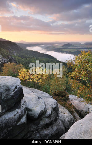 Blick von der Schrammsteine Felsen über dem Elbtal in Richtung Zirkelstein und Kaiserkrone im Herbst bei Sonnenaufgang Stockfoto