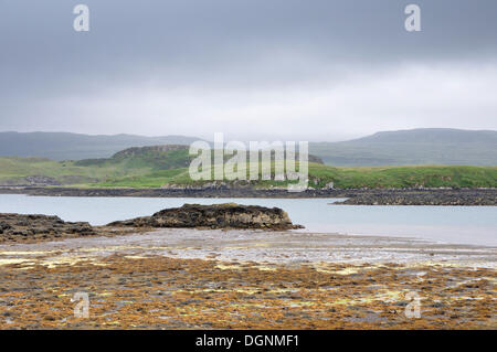 Küstenlandschaft bei Ebbe, Schottland, Isle Of Skye, Schottland, Vereinigtes Königreich Stockfoto