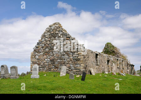 Alte ruiniert Kirche mit einem angrenzenden Friedhof, Schottland, Isle Of Skye, Schottland, Vereinigtes Königreich Stockfoto