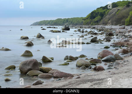 Klippen an der Küste des baltischen Meeres, Steinen und Felsen im Meer, Dranske, Mecklenburg-Western Pomerania, Deutschland Stockfoto