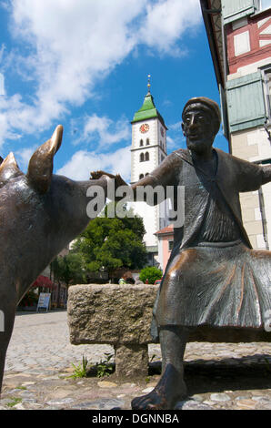 Antonius-Brunnen-Brunnen auf dem Saumarkt Platz und Kirche St. Martin in Wangen Im Allgäu, Oberschwaben, Allgäu Stockfoto