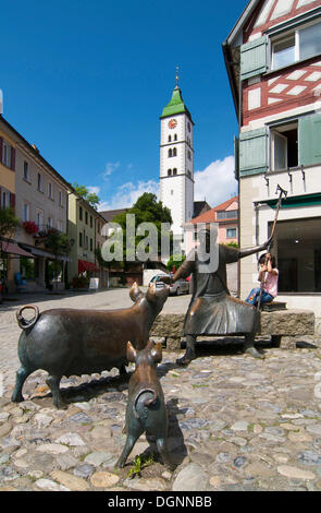 Antonius-Brunnen-Brunnen auf dem Saumarkt Platz und Kirche St. Martin in Wangen Im Allgäu, Oberschwaben, Allgäu Stockfoto