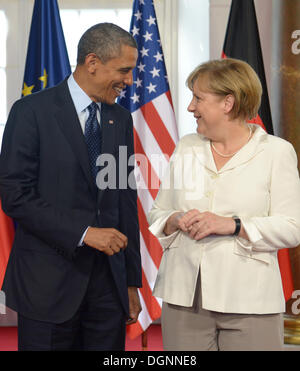 President Barack Obama (r) und Bundeskanzlerin Angela Merkel (R, CDU) kommen für ein Dinner im Schloss Charlottenburg in Berlin, Deutschland, 19. Juni 2013. Foto: Rainer Jensen Dpa +++(c) Dpa - Bildfunk +++ Stockfoto