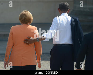 US President Barack Obama (r) geht mit deutschen Bundeskanzlerin Angela Merkel (CDU) vor dem Brandenburger Tor am Pariser Platz in Berlin, Deutschland, 19. Juni 2013. Foto: Marcus Brandt/Dpa +++(c) Dpa - Bildfunk +++ Stockfoto