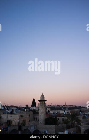Jeruslaem, Israel. 23. Oktober 2013. Nach Osten Blick auf Jerusalem muslimischen Viertel Dächer als Dämmerung setzt auf die Altstadt. Jerusalem, Israel. Bildnachweis: Nir Alon/Alamy Live-Nachrichten Stockfoto