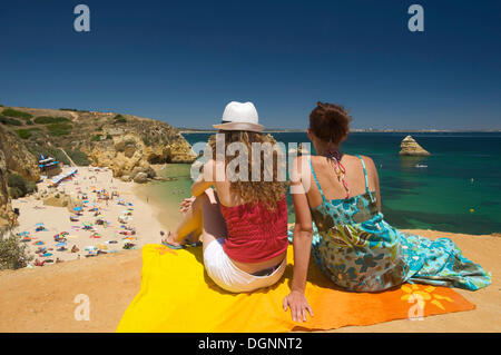 Zwei Frauen am Strand Praia Dona Ana in Lagos, Algarve, Portugal, Europa Stockfoto