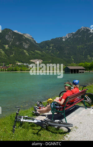 Radfahrer am See Achensee, Tirol, Österreich, Europa Stockfoto