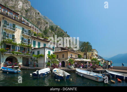 Hafen von Limone am Gardasee, Lombardei, Italien, Europa Stockfoto