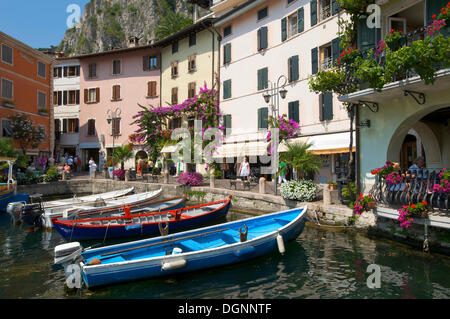 Hafen von Limone am Gardasee, Lombardei, Italien, Europa Stockfoto