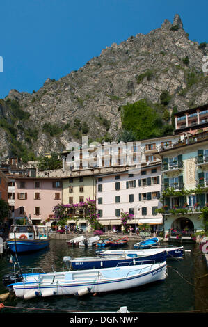 Hafen von Limone am Gardasee, Lombardei, Italien, Europa Stockfoto