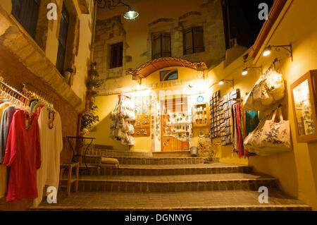 Beleuchtete Souvenir-Shop in der Altstadt von Chania, Kreta, Griechenland, Europa Stockfoto