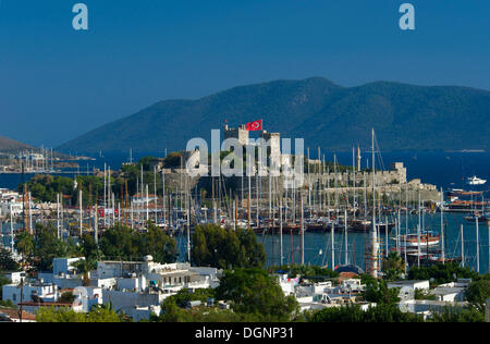 Blick auf die Altstadt, Hafen und Schloss St. Peter in Bodrum, Türkische Ägäis, Türkei Stockfoto