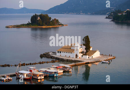 Blick von Kanoni auf Vlacherna Insel mit dem Kloster und Mouse Island in der Nähe von Kerkyra, Korfu, Ionische Inseln, Griechenland, Europa Stockfoto