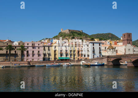 Die Stadt Bosa auf dem Temo-Fluss, Sardinien, Italien, Europa Stockfoto
