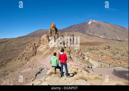 Touristen, Los Roques in Parque Nacional del Teide, Teneriffa, Kanarische Inseln, Spanien, Europa Stockfoto