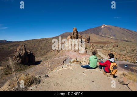 Touristen in Los Roques in Parque Nacional del Teide, Teneriffa, Kanarische Inseln, Spanien, Europa Stockfoto