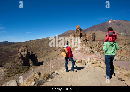 Touristen in Los Roques in Parque Nacional del Teide, Teneriffa, Kanarische Inseln, Spanien, Europa Stockfoto