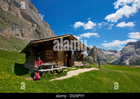 Frau eine Pause auf der Alm Alm alpine Weide unterhalb der Geisler-Berge, Seceda Berg, Grödnertal, Dolomiten Stockfoto