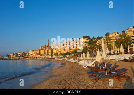 Strand und Stadt Menton im Morgenlicht, Menton, Département Alpes-Maritimes, Region Provence-Alpes-Côte d ' Azur Stockfoto