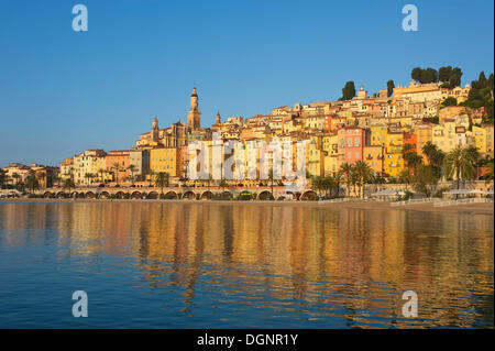 Strand und Stadt Menton im Morgenlicht, Menton, Département Alpes-Maritimes, Region Provence-Alpes-Côte d ' Azur Stockfoto