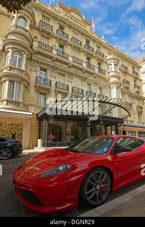 Roter Ferrari parkte vor dem Hermitage Hotel, Monte Carlo, Monaco, Monaco Stockfoto