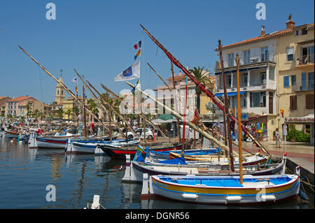 Hafen mit historischen Booten, Côte d ' Azur, Sanary-Sur-Mer, Département Var, Region Provence-Alpes-Côte d ' Azur, Frankreich Stockfoto