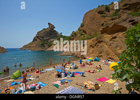 Touristen am Strand, Calanque de Figuerolles, La Ciotat, Département Bouches-du-Rhône, Region Provence-Alpes-Côte d ' Azur Stockfoto