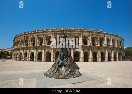 Statue von einem Torero vor das römische Amphitheater, Nîmes, Region Languedoc-Roussillon, Frankreich Stockfoto