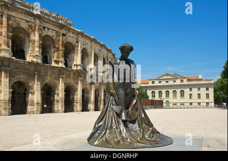 Statue von einem Torero vor das römische Amphitheater, Nîmes, Region Languedoc-Roussillon, Frankreich Stockfoto