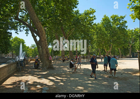 Boule-Spieler im Jardin De La Fontaine, Nîmes, Region Languedoc-Roussillon, Frankreich Stockfoto