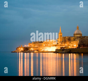 Pro-Kathedrale St. Pauls und Karmeliterkirche bei Nacht, Marsamxett Harbour, Valletta, Republik Malta, Europa Stockfoto