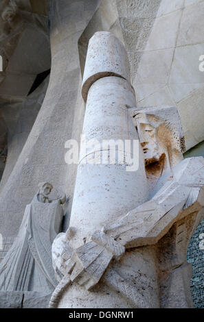 Skulptur von Jesus auf die Leidenschaft Fassade, La Sagrada Familia, Temple Expiatori De La Sagrada Familia, Basilika ausgepeitscht werden und Stockfoto