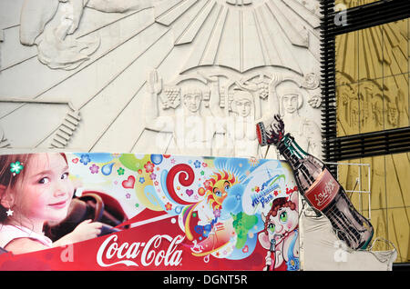 Coca Cola Werbung, Kontrast zwischen Tradition und moderne, Tbilisi, Georgia, West-Asien Stockfoto