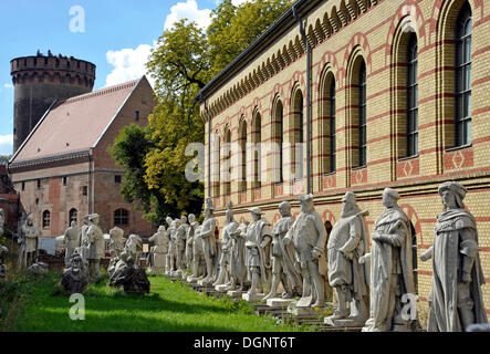 Juliusturm und Arsenal, Statuen von Boulevard der Siegesallee im Berliner Tiergarten, Zitadelle Spandau, Berlin Stockfoto