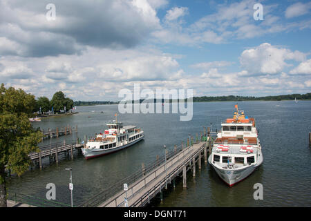 Ein Dampfschiff an einer Anlegestelle am See Chiemsee, Insel Herrenchiemsee, Prien bin Chiemsee, Bayern, Deutschland Stockfoto