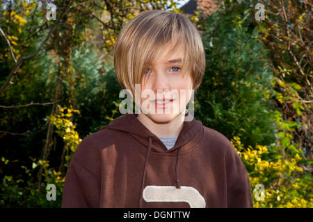 Junge im Garten, portrait Stockfoto