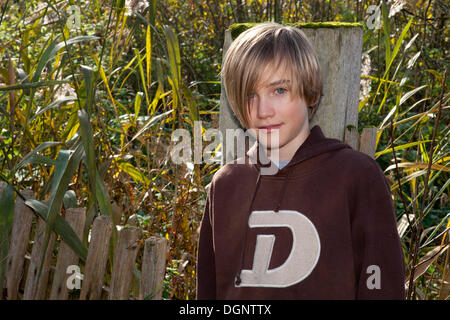 Junge im Garten, portrait Stockfoto