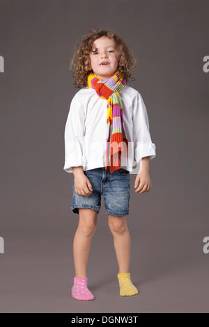 Rothaarige Mädchen, 5 Jahre alt, trägt einen Schal und jeans Stockfoto