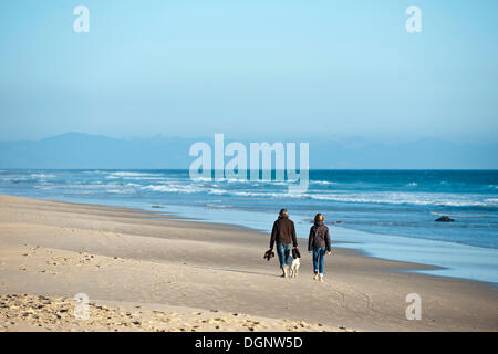 Paare, die auf den Strand von Bolonia in der Nähe von Tarifa, Andalusien, Spanien, Europa Stockfoto