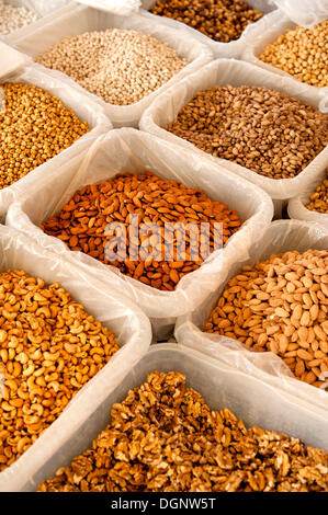 Verschiedene Sorten von Nüssen auf einem Markt, Türkei Stockfoto