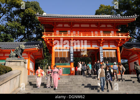 Eingang des Maruyama-Parks mit Frauen in Kimonos und ein Original in Samurai Kleidung, Kyoto, Japan, Asien Stockfoto