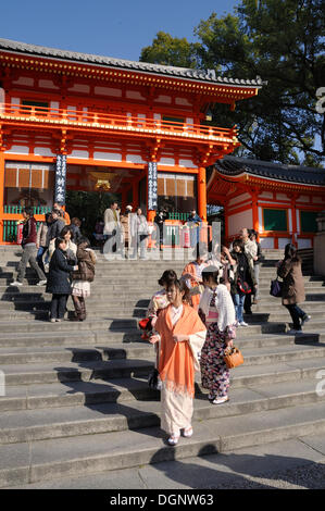 Eingang des Maruyama-Parks mit Frauen in Kimonos, Kyoto, Japan, Asien Stockfoto