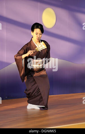 Frauen in ein Fan Tanz, Nihon Buyo, an das Kirschblütenfest Hanami in Kyoto, Japan, Asien Stockfoto