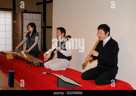 Shamisen Spieler, japanische laute, Shakuhachi, Bambusflöte und Koto-Spieler, japanische Zither, Kammerkonzert im Nara-machi Stockfoto