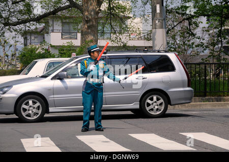 Typische Polizist regelt den Verkehr in einen Parkplatz, Kyoto, Japan, Südostasien, Asien Stockfoto