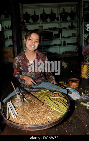 Junge Frau, die Rollen der bekannten Cheroot Zigarren, Ywama, Inle-See, Shan State in Myanmar, Burma, Birma, Südostasien, Asien Stockfoto