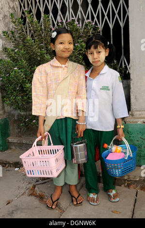 SchülerInnen mit Tanaka einfügen auf ihren Gesichtern tragen Schuluniformen, historische Zentrum von Yangon, Rangun, Myanmar, Burma Stockfoto