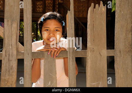 Mädchen mit Thanaka Paste auf ihr Gesicht, birmanischen Make-up, einem Dorf in der Nähe von Bagan, Myanmar, Birma, Südostasien, Asien Stockfoto