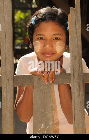 Mädchen mit Thanaka Paste auf ihr Gesicht, birmanischen Make-up, einem Dorf in der Nähe von Bagan, Myanmar, Birma, Südostasien, Asien Stockfoto